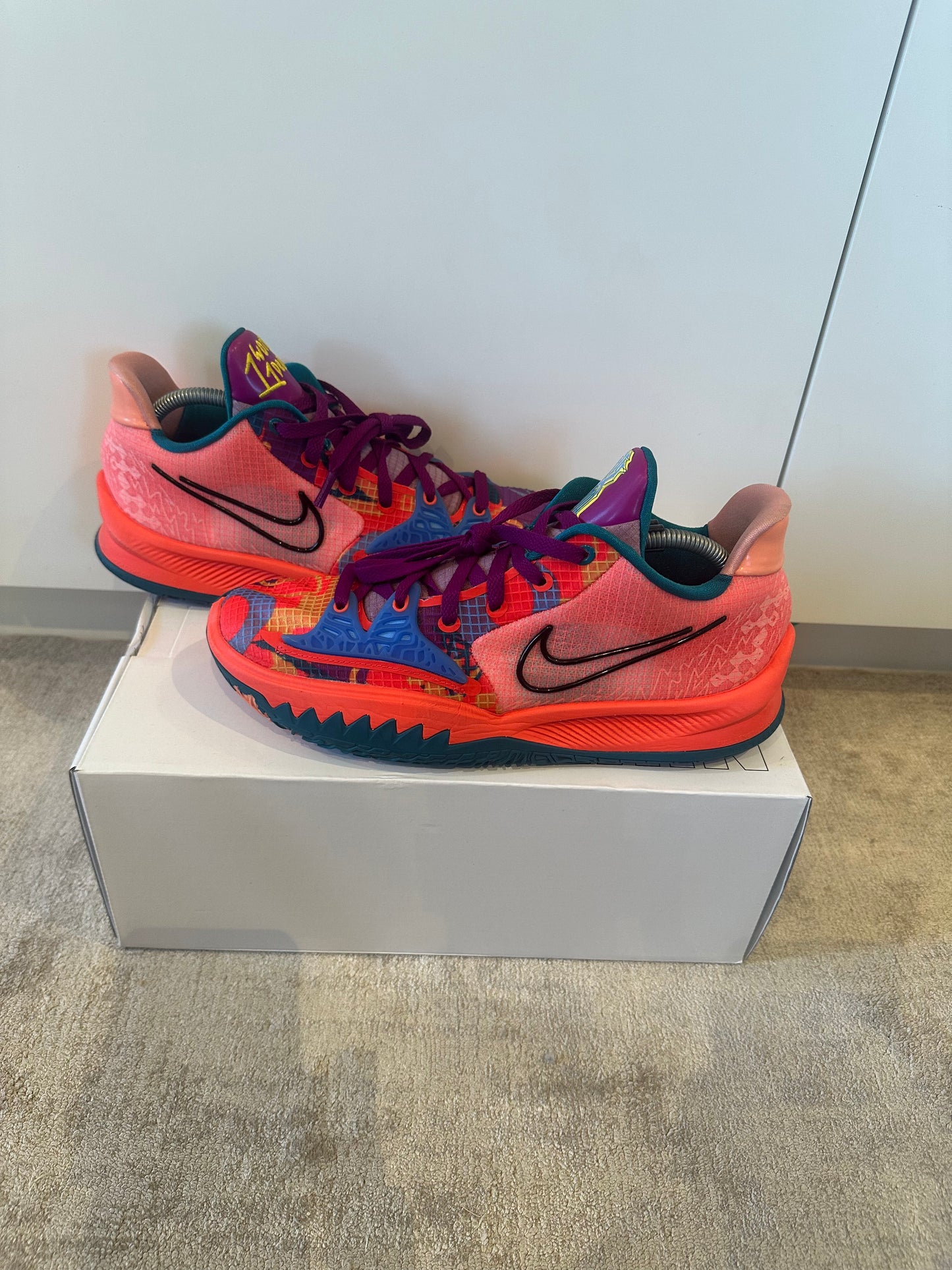 Kyrie 4 low "1 world people" condition 9.5/10 SIZE US10.5