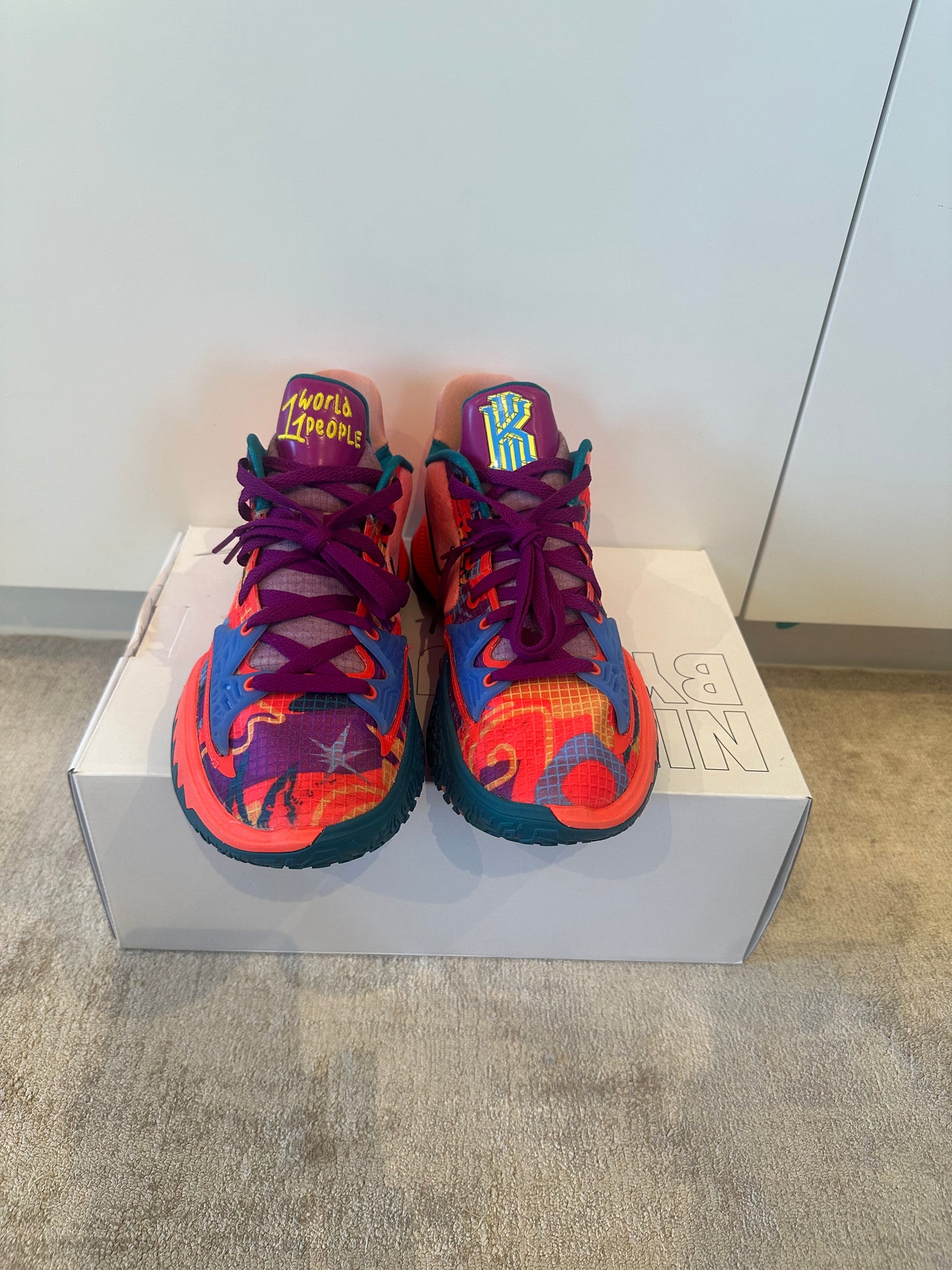 Kyrie 4 low "1 world people" condition 9.5/10 SIZE US10.5