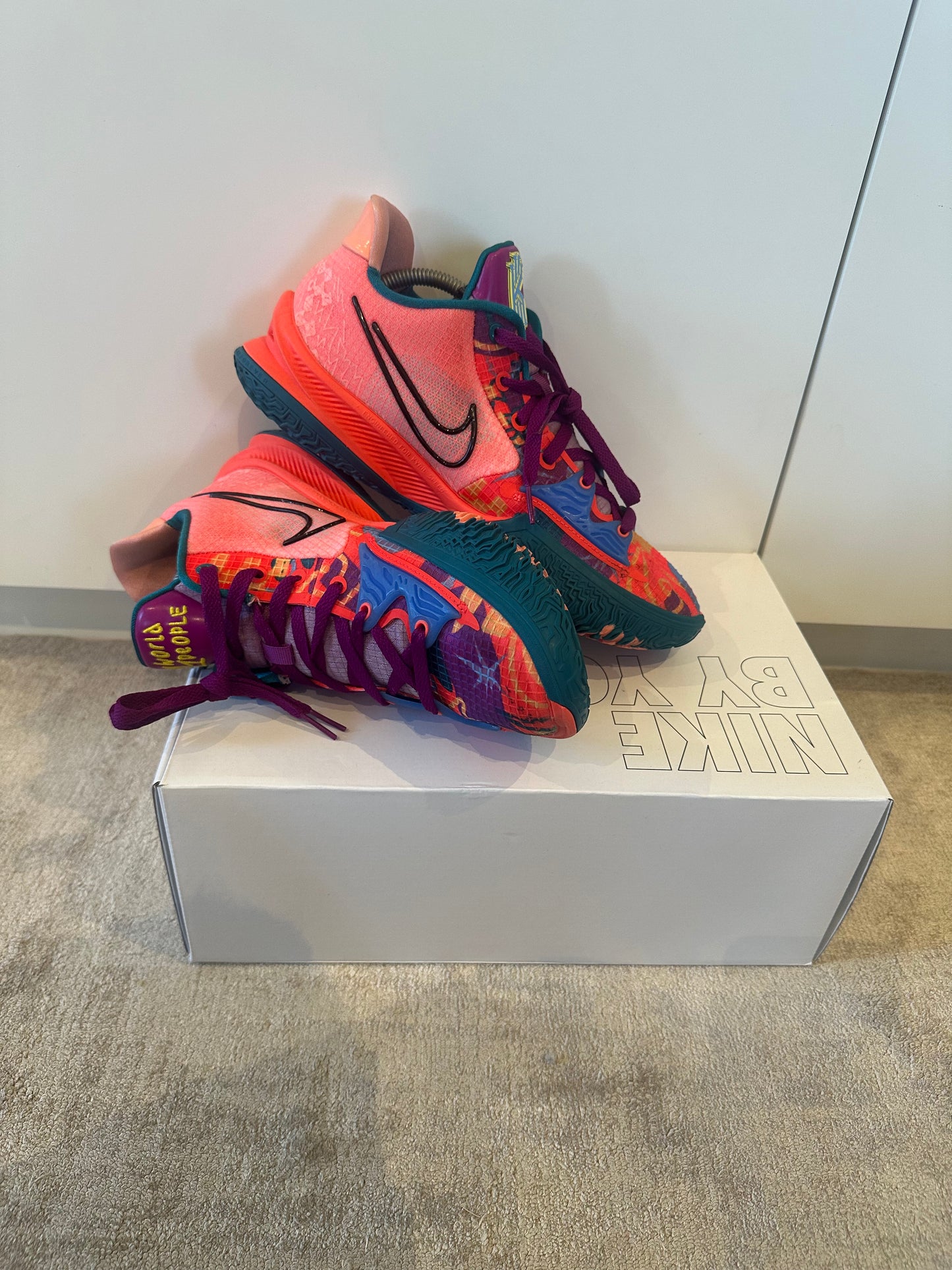 Kyrie 4 low "1 world people" condition 9.5/10 SIZE US10.5