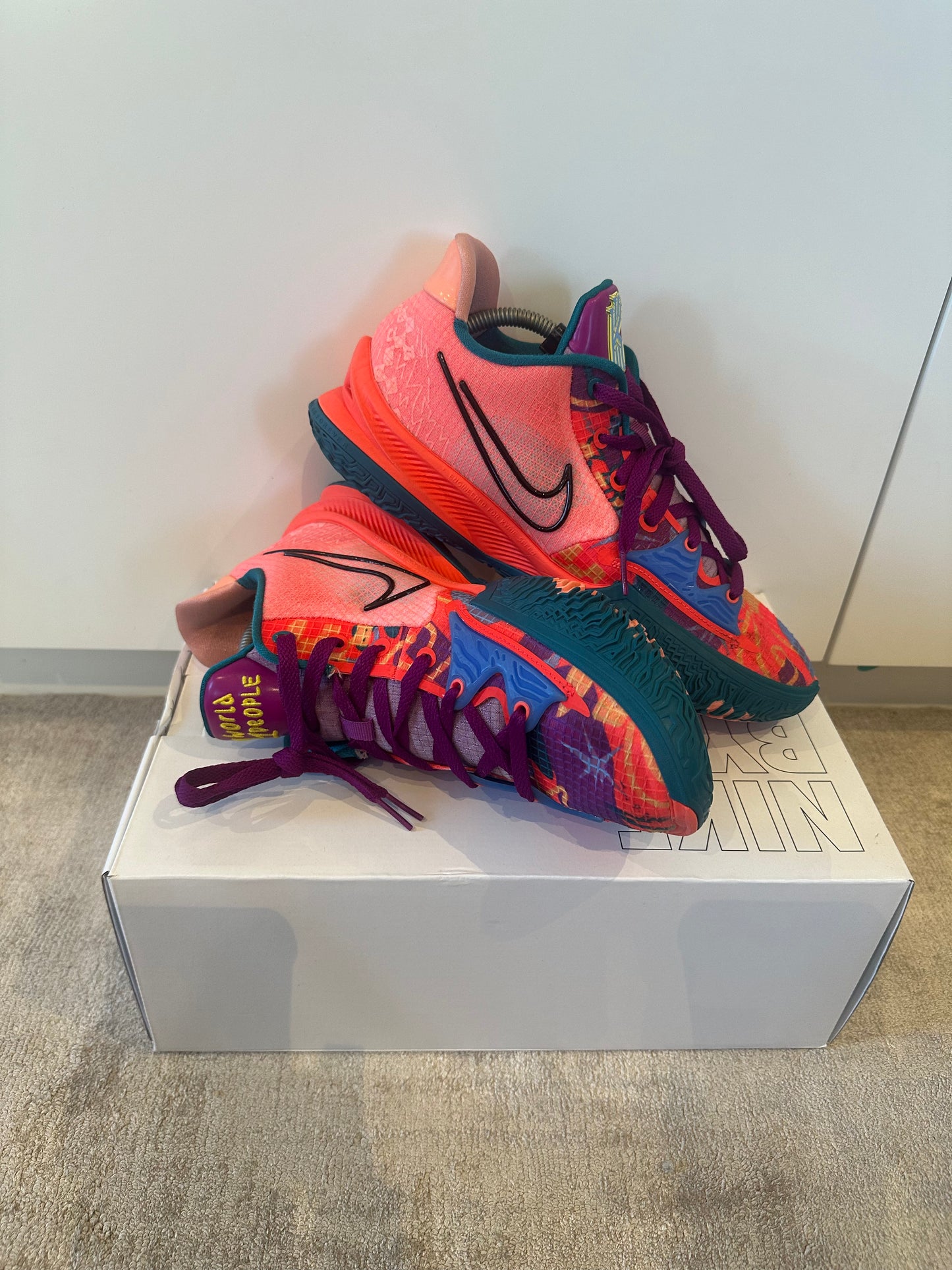 Kyrie 4 low "1 world people" condition 9.5/10 SIZE US10.5