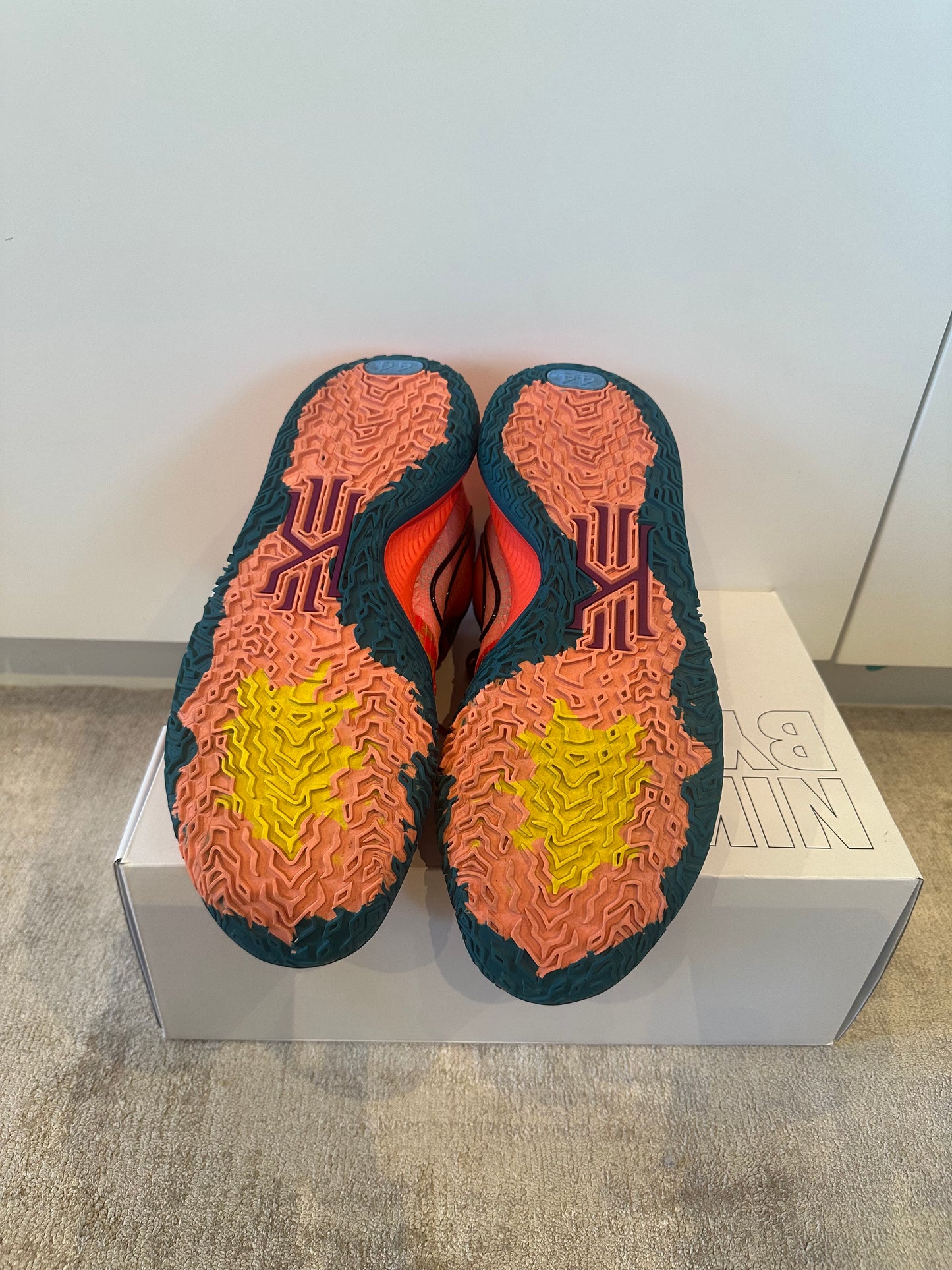 Kyrie 4 low "1 world people" condition 9.5/10 SIZE US10.5