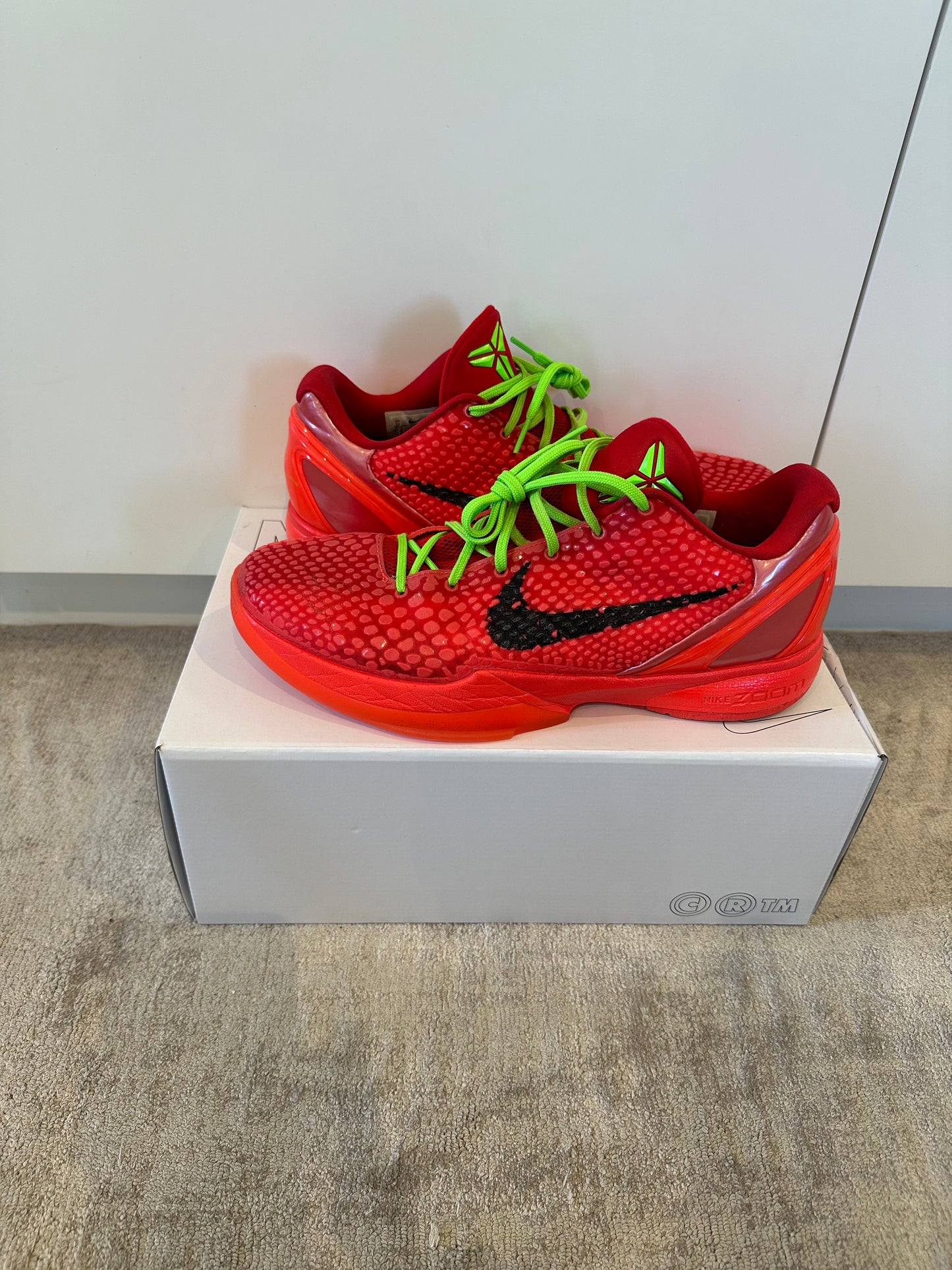 Kobe 6 reverse grinch condition 8.5/10 SIZE US12