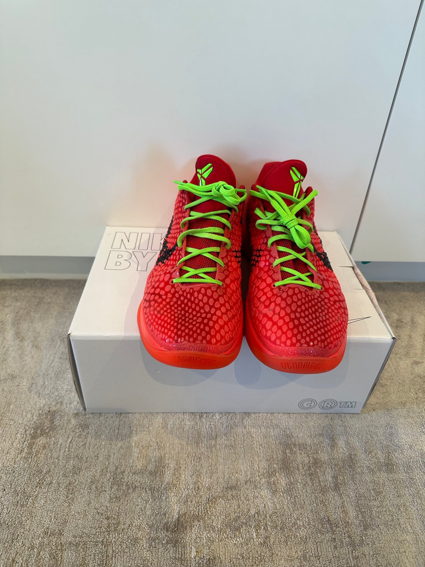 Kobe 6 reverse grinch condition 8.5/10 SIZE US12